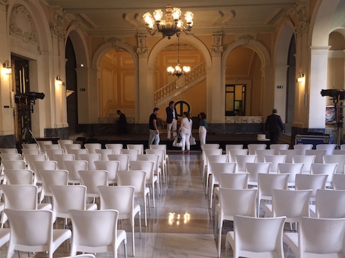 Alquiler de sillas blancas para representación en Madrid