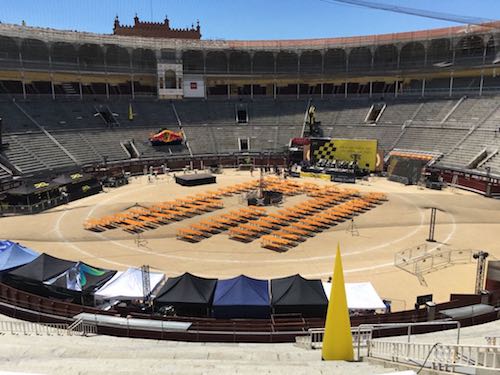 75 kits de mesas y bancos de madera plegables en alquiler para evento drones en plaza de toros Madrid