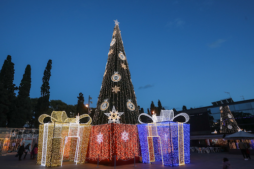 alquiler de árboles de navidad gigantes y cajas de regalo túnel con luces led para decoración navideña calles Barcelona