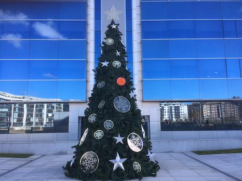 montaje e intalación árbol de navidad gigante exterior 6 metros con motivos personalizados luminosos Madrid
