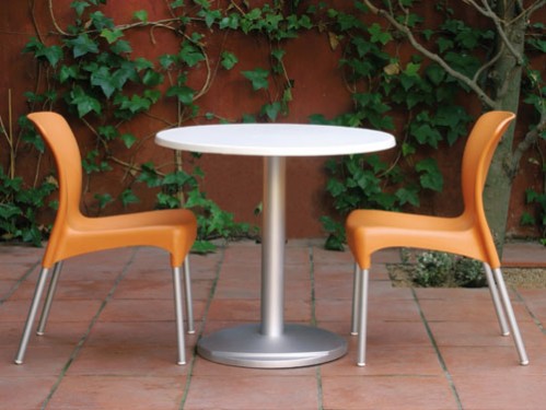 Montaje de sillas de diseño en color naranja modelo Dune en alquiler