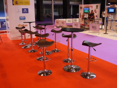 Alquiler de taburetes y mesas altas para eventos y stands de diseño