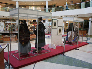 Exposición de trajes tradicionales en vitrinas de gran formato de cristal para Centro Comercial
