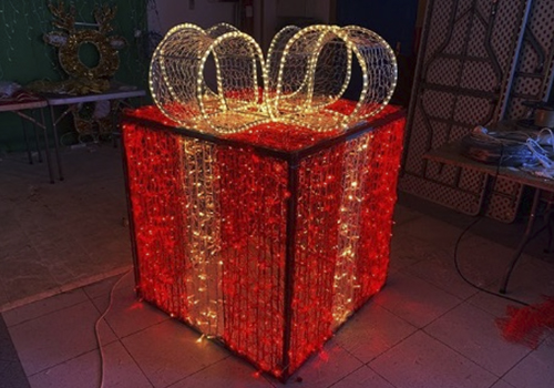 alquiler regalos navidad con luces led color rojo y dorado 1,35 cm de altura