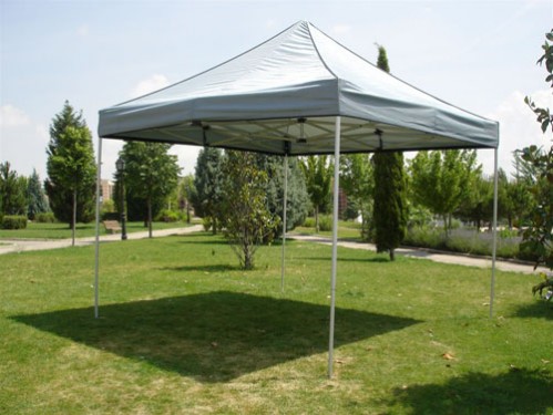 Montaje de Carpa plegable de 4x4 m abierta en jardín