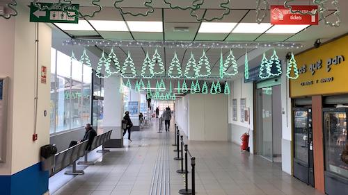 Centro comercial en Madrid decorado con guirnaldas de pinos de navidad