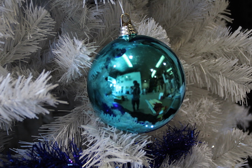 bolas decorativas brillantes de color azul para decoración de árboles de navidad	