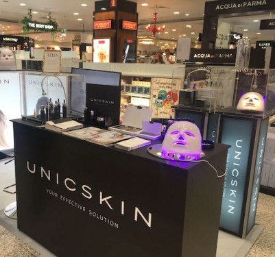 Diseño y montaje de stand promocional para marca cosméticos en centro comercial 