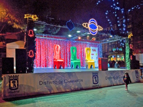 Escenario Reyes Magos decorado con Cortinas LED y Motivos Navideños-Campanas-estrellas con cola-Peonza Gigante