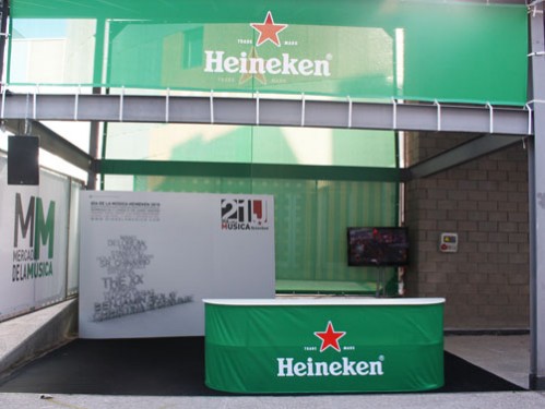 Alquiler de mostrador curbo personalizado heineken