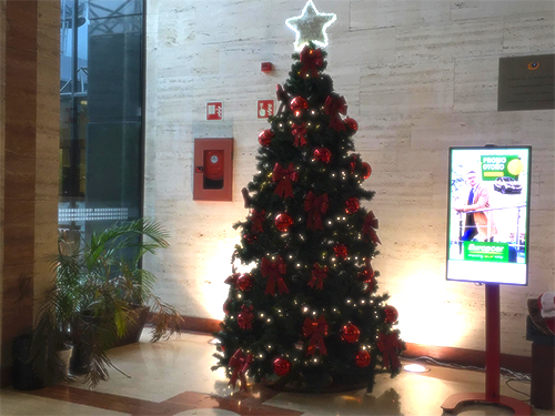 alquiler árbol de Navidad de 3 metros con adornos en color rojo para decoración de oficinas en Madrid