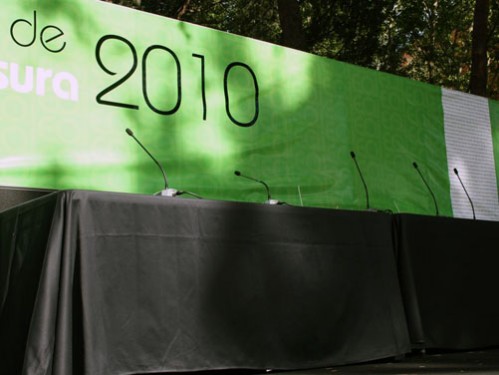 Mesa Presidencial con microfonía y fondo escenario para ceremonia de Graduación-Vista Frontal