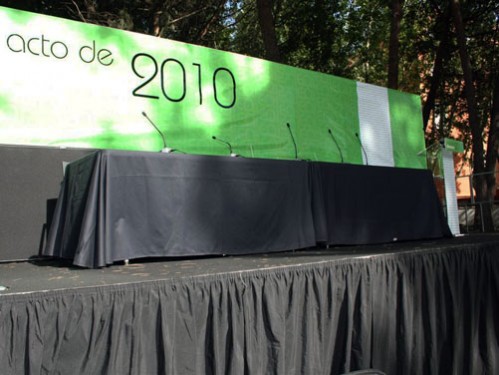 Alquiler de Mesa Presidencial con microfonía y fondo escenario para ceremonia de Graduación