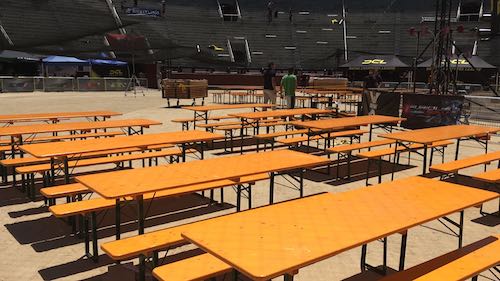 alquiler de mesas y bancos de madera plegables para eventos al aire libre Madrid Drones Champions League