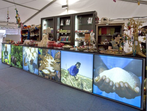 alquiler de mostrador personalizado con fotografiías retro iluminado de 6 metros de largo