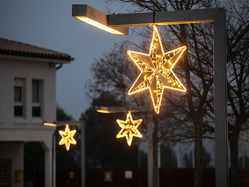 Motivo navideño LED en forma de estrella dorada