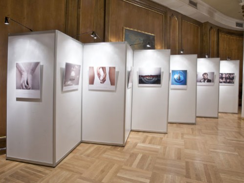 Paneles para exposición dispuestos en zig-zag