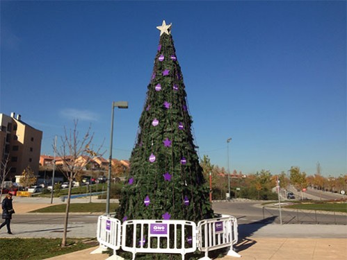 Alquiler árboles de Navidad de 7 metros de día decorado con luces LED y estrella LED en el vértice, personalizado para ONO