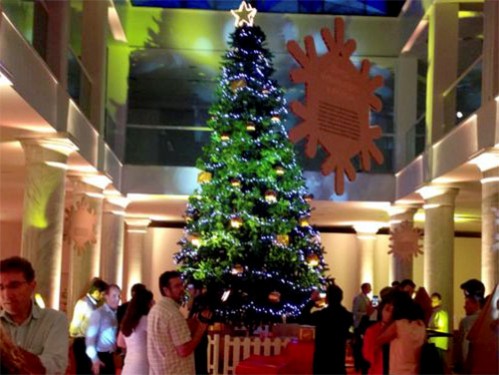 Alquiler áboles de Navidad 6 metros decorado con luces LED, bolas doradas y estrella de luz LED en el vértice, personalizado para Amazon