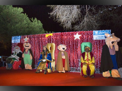 Alquiler de Tronos sobre escenario decorado para reyes magos