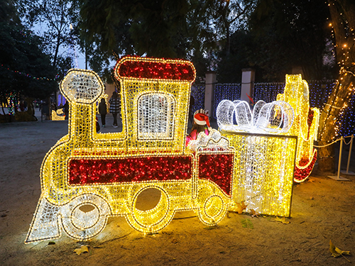 Adorno de Navidad LED 3D en forma de tren de juguete en color rojo y dorado