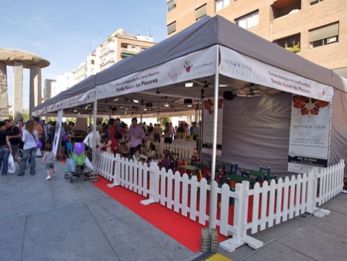 Alquiler de valla de madera blanca en zona infantil instalada bajo carpa delimitada 